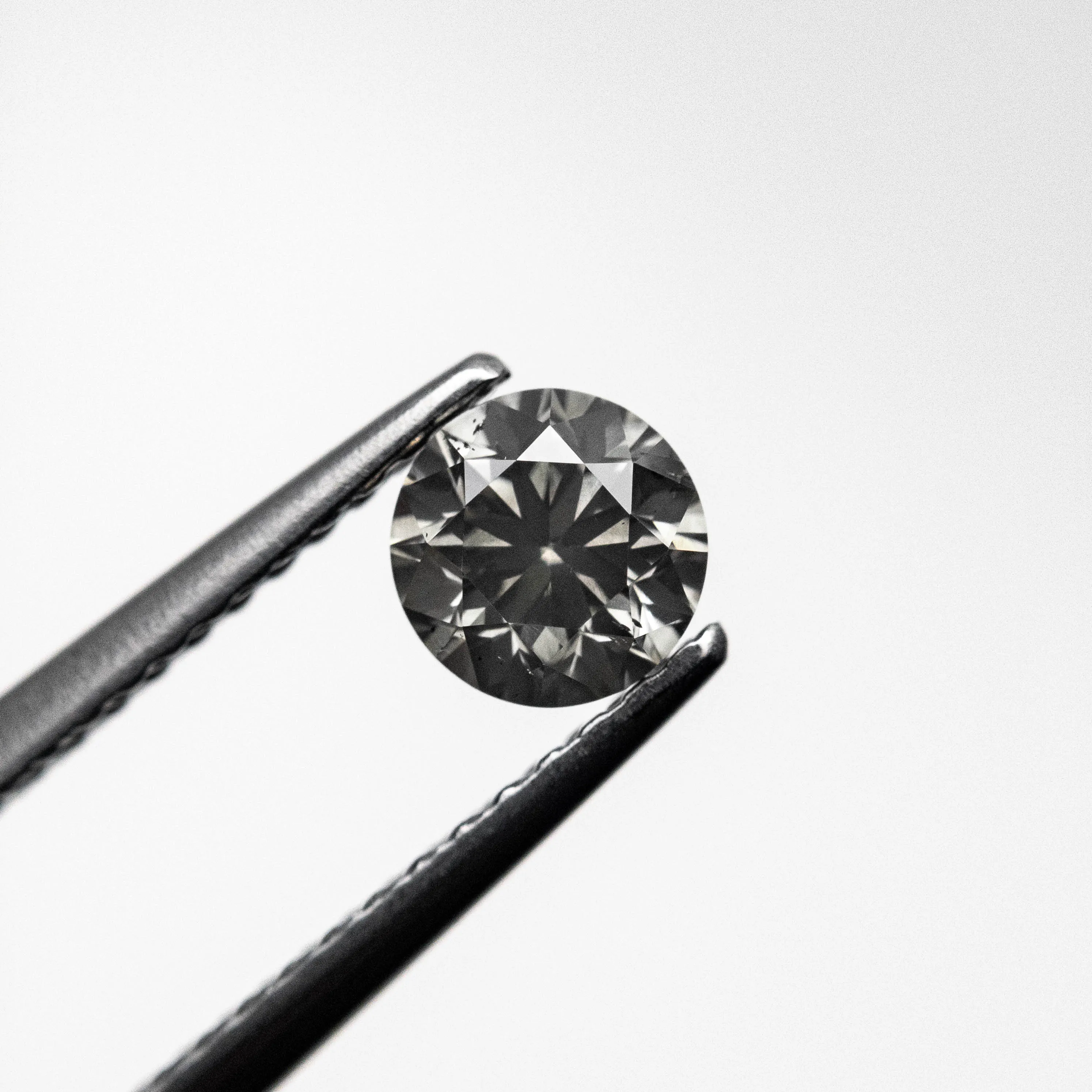 0.47ct 4.79-4.82x3.13mm Fancy Grey Round Brilliant 18968-12