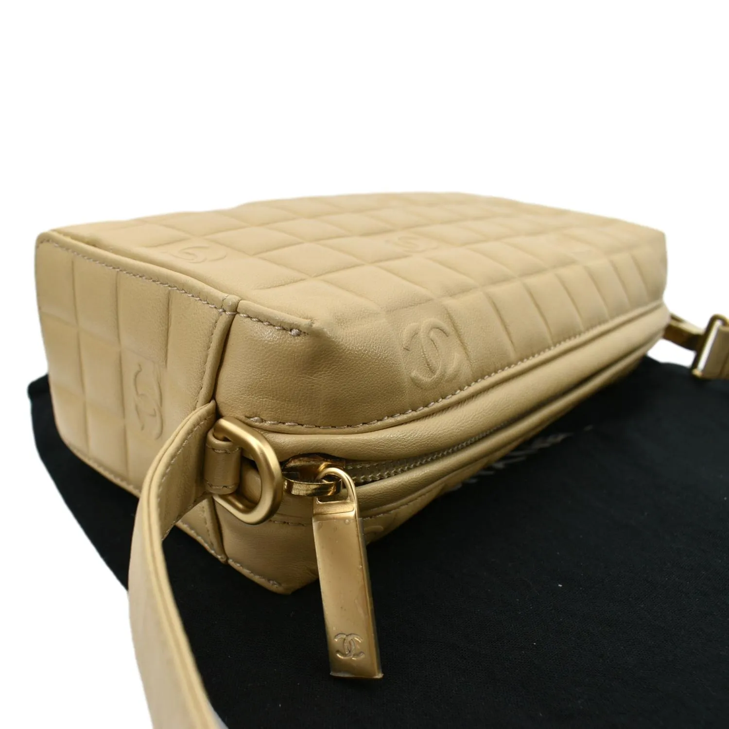 CHANEL Chocolate Bar Leather Handbag Beige