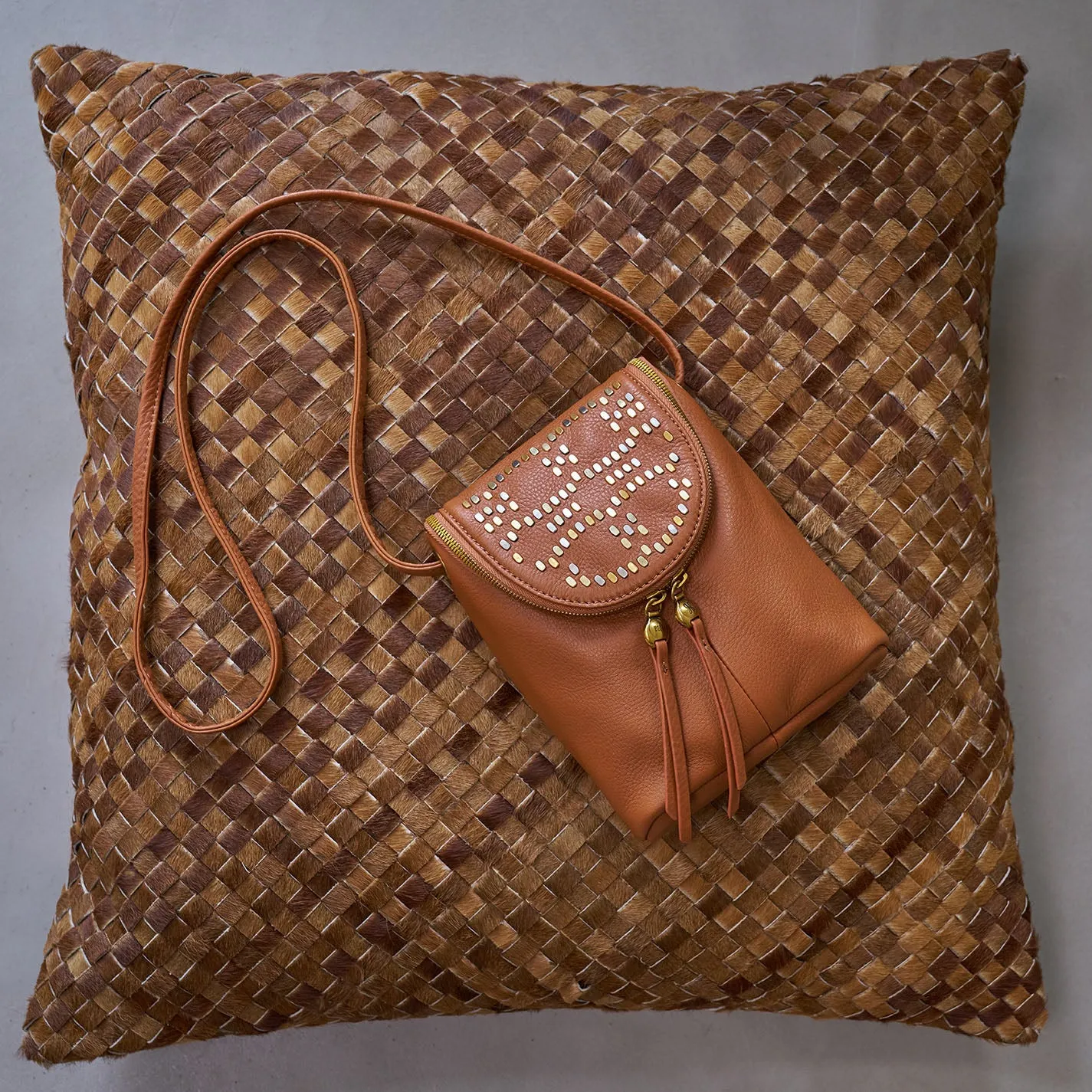 Fern Crossbody In Pebbled Leather - Warm Honey Pixel Studded