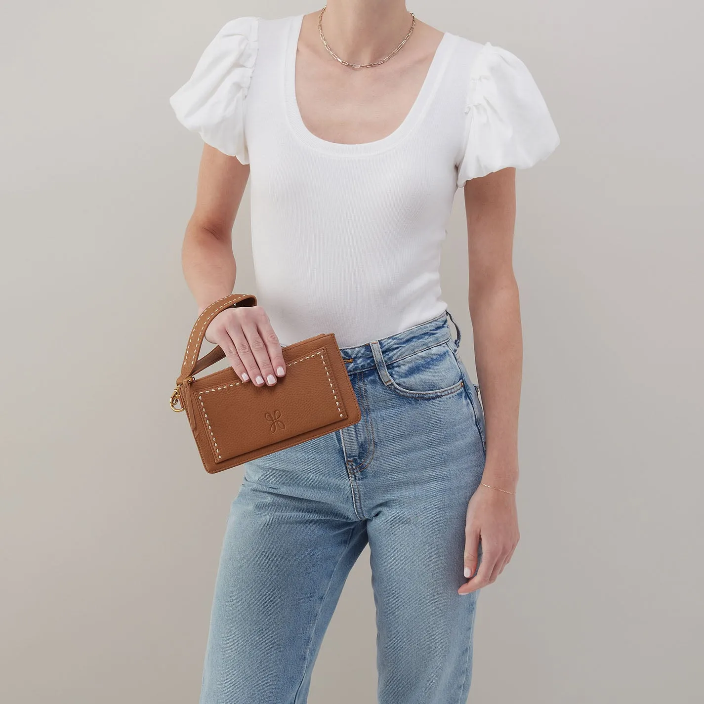 Hart Wristlet In Pebbled Leather - Warm Honey