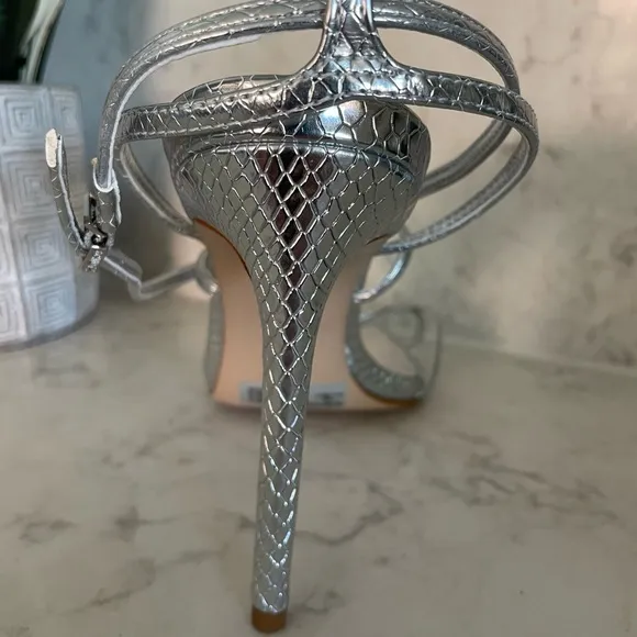 New! Schutz Azealia Metallic LeatherWrap Sandal in Silver Sz 9.5