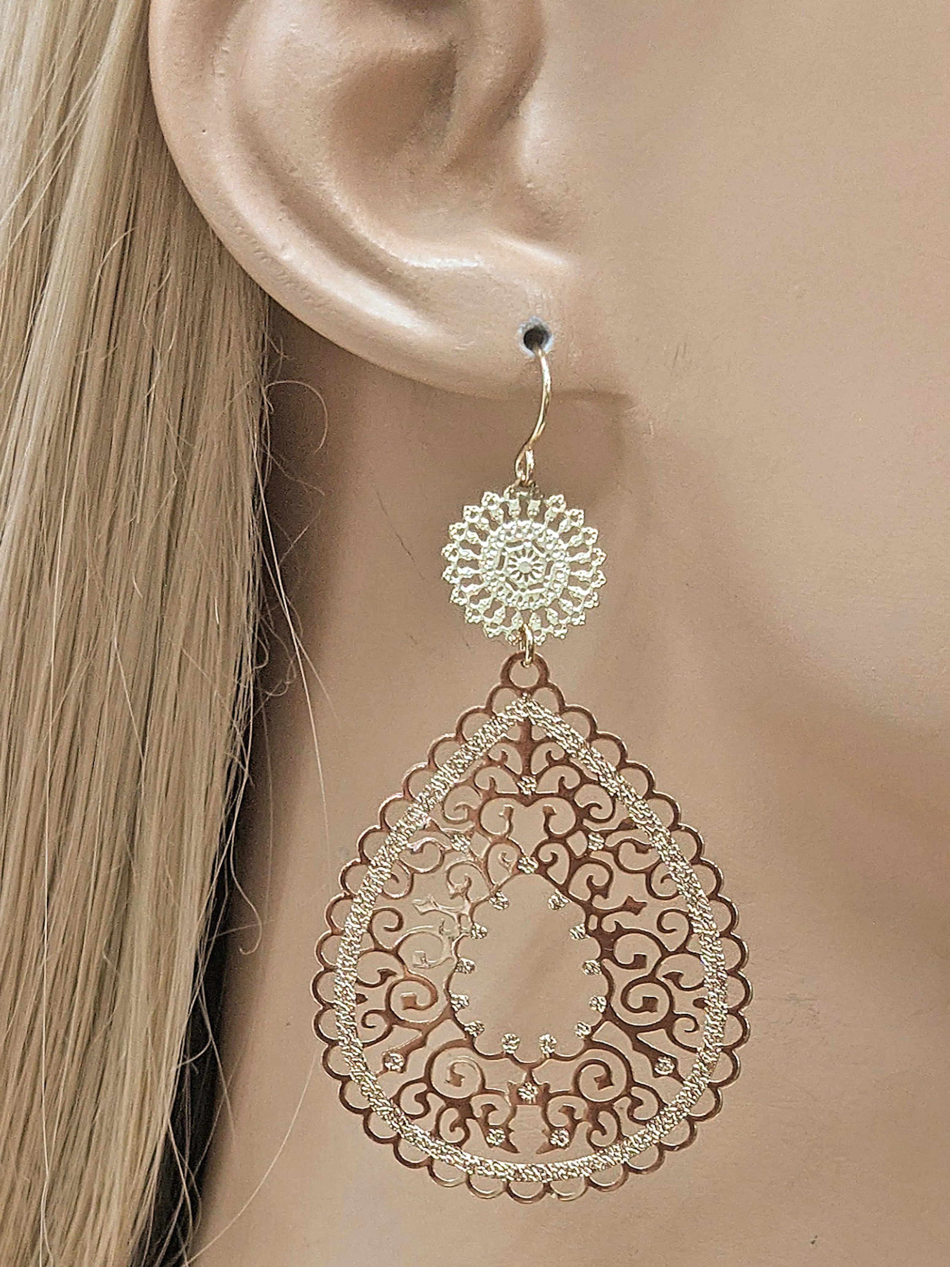 Shiny Filigree Gold Fashion Earrings