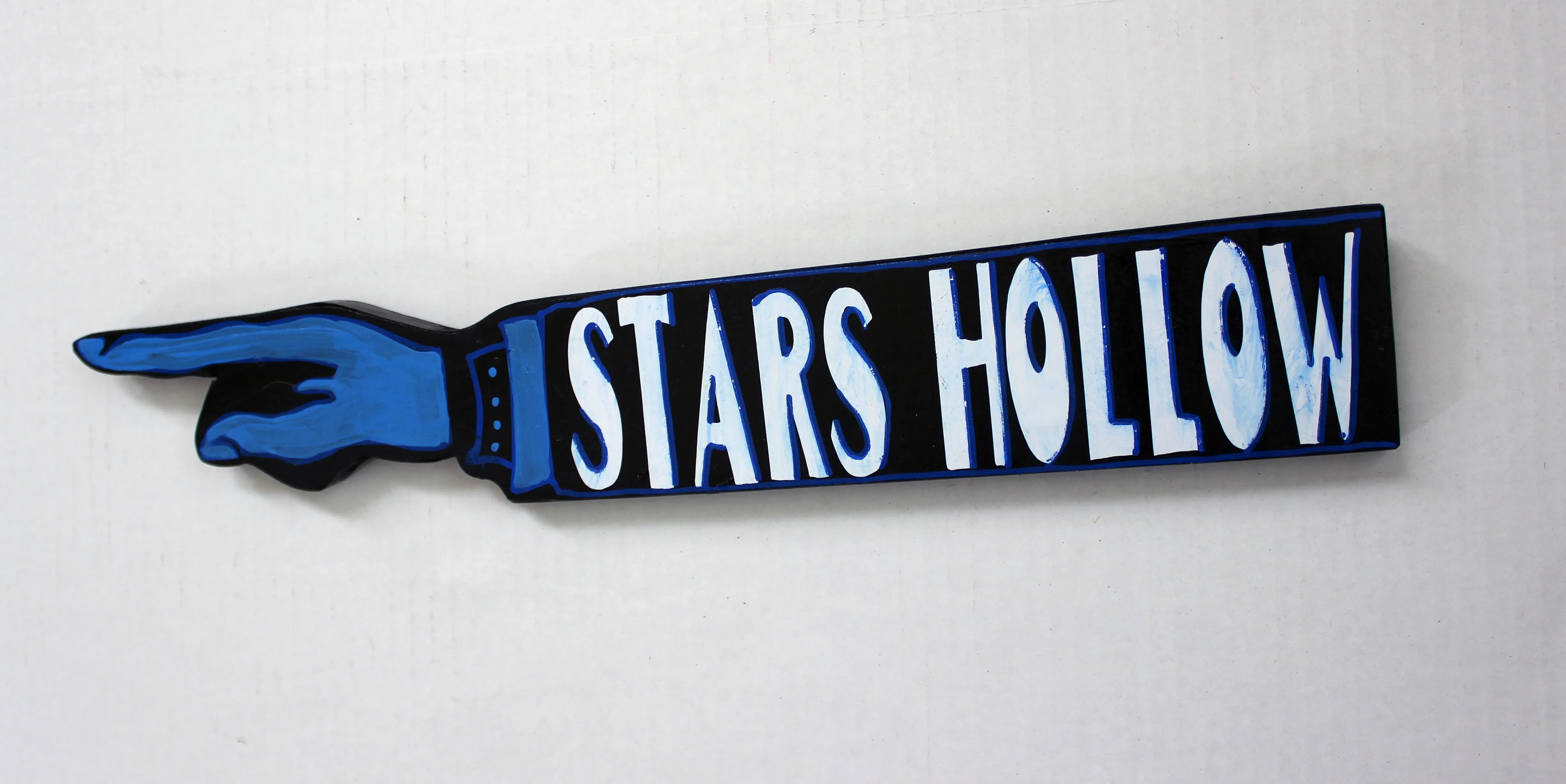 stars and hollows wooden pointy sign
