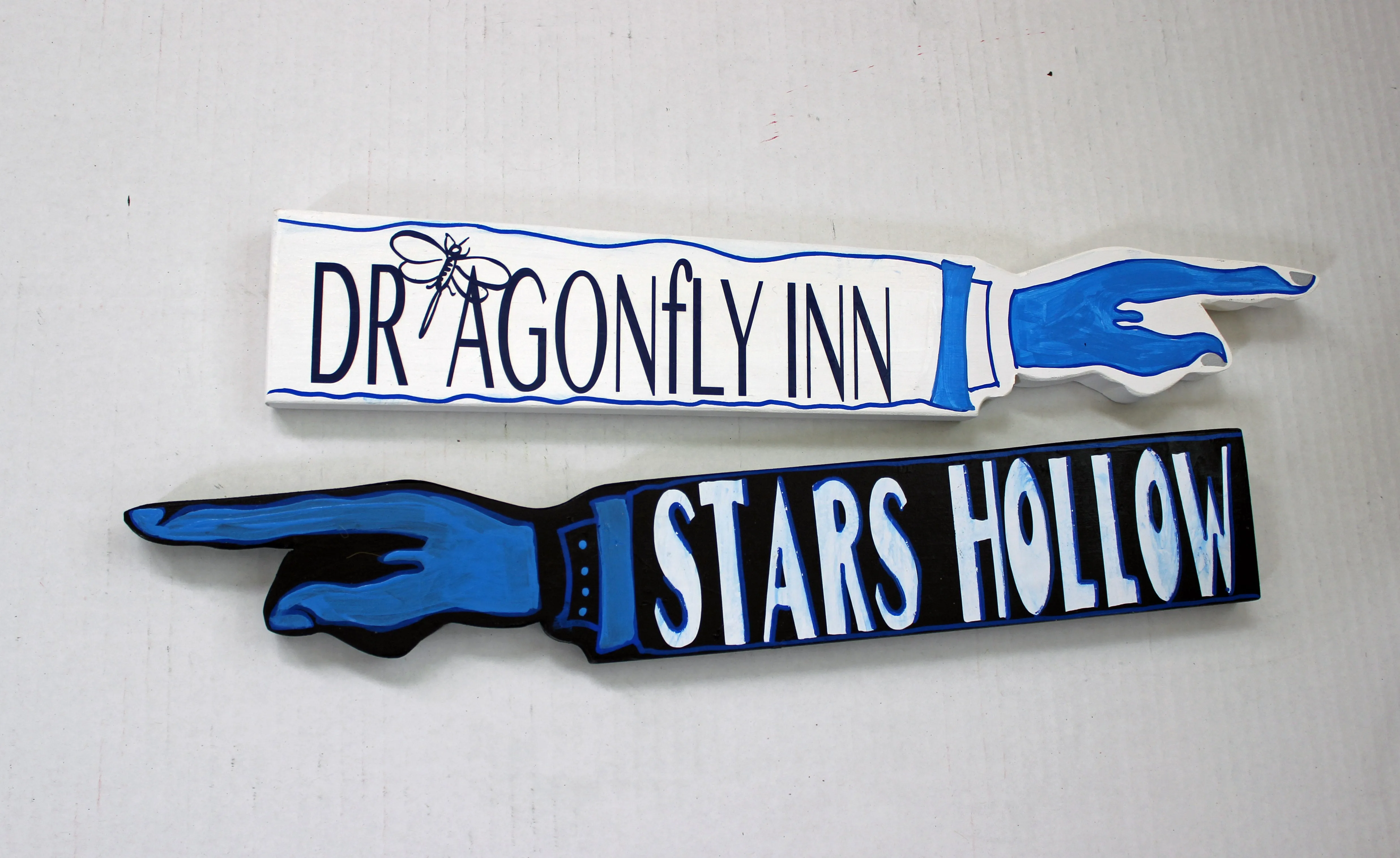 stars and hollows wooden pointy sign