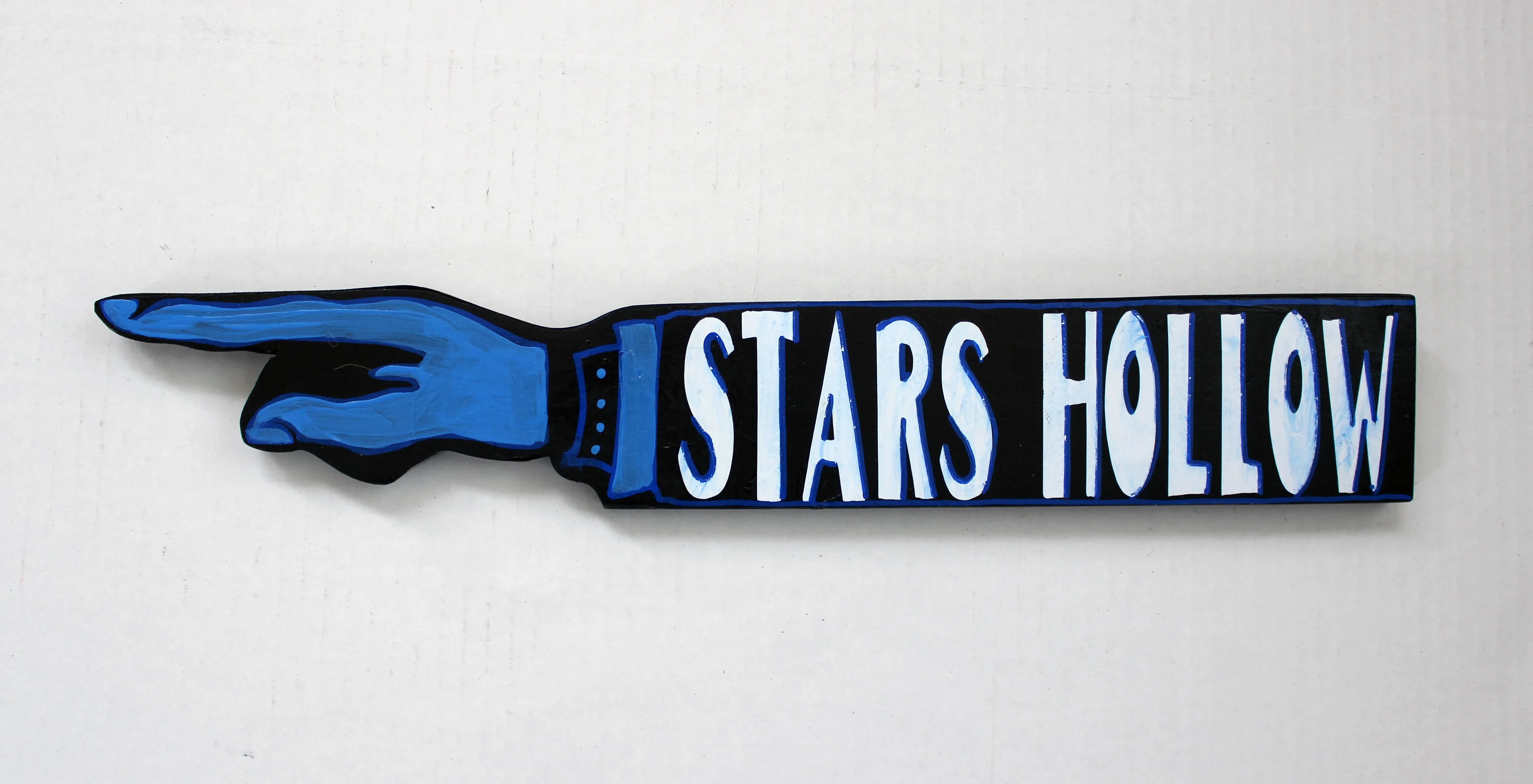 stars and hollows wooden pointy sign