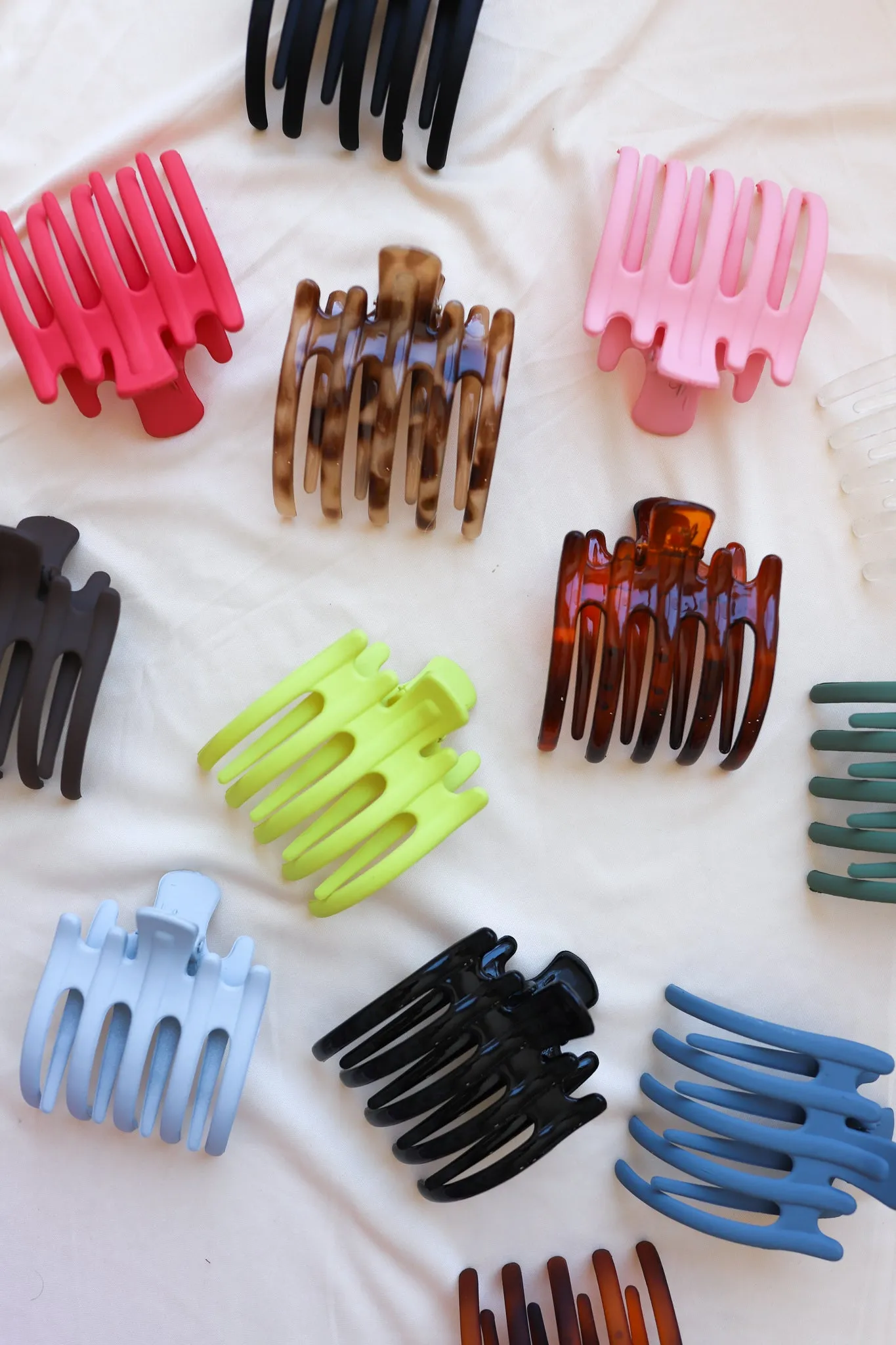 THE KAXI WIDE LAY DOWN CLAW ( 15 COLORS )